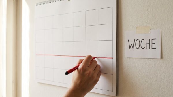 Wandkalender mit markierter Kalenderwoche zur Frage wie viele Wochen hat das Jahr