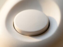 Nahaufnahme einer unbeschrifteten runden Taste auf weißem Gehäuse