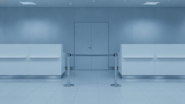 zigarettenpreis bild 4 Leerer Abfertigungstresen mit Absperrband in einer nüchternen Ankunftshalle