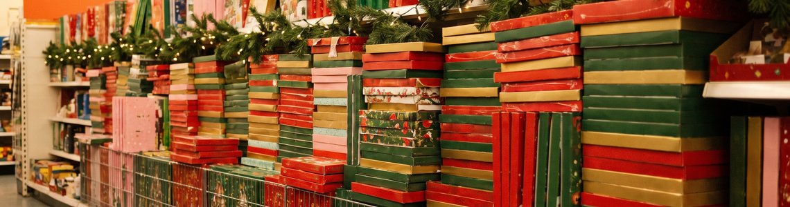 Aktionsregal mit bunten Adventskalendern in einem Discounter