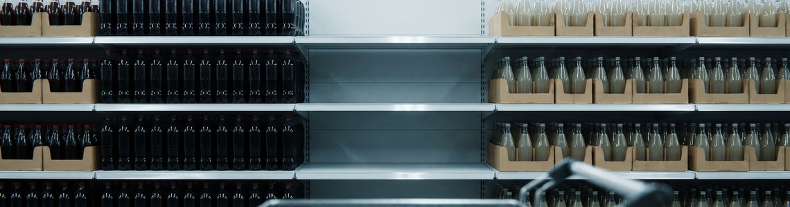 Getränkeregal im Discounter mit Lücke zwischen Colaflaschen ohne Etikett