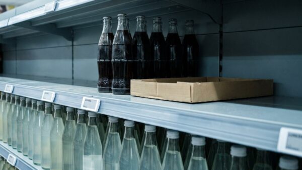aldi coca cola getraenkeregal Fast leerer Fachboden mit wenigen Colaflaschen im Getränkeregal eines Discounters
