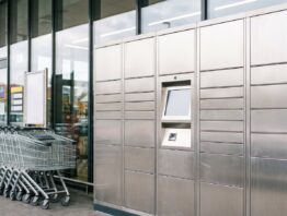 Paketschließfach-Station neben dem Eingang eines Discounters