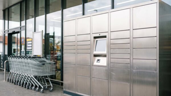 aldi paketstation bild 1 PaketschlieĂźfach-Station neben dem Eingang eines Discounters