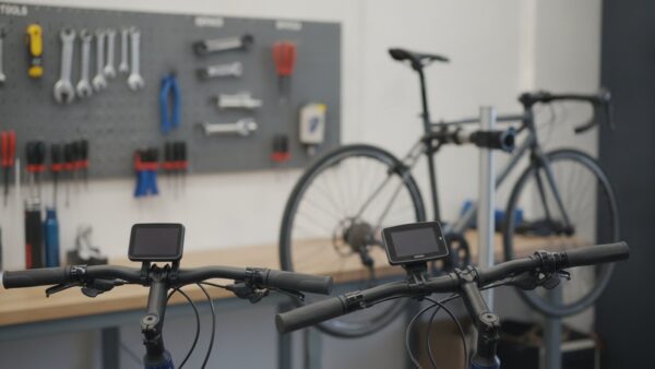 bosch ebike flow bild 3 Zwei E-Bike-Lenker mit unterschiedlichen ausgeschalteten Displays in einer Fahrradwerkstatt