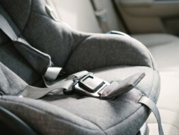 Geöffnetes Gurtschloss einer Babyschale als Symbolbild für den ADAC-Test des Britax Römer Baby-Safe Pro