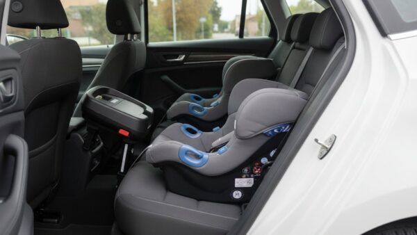 britax roemer baby safe pro bild 2 Babyschale mit Basisstation und Babyschale mit Gurtbefestigung nebeneinander auf einer Rückbank