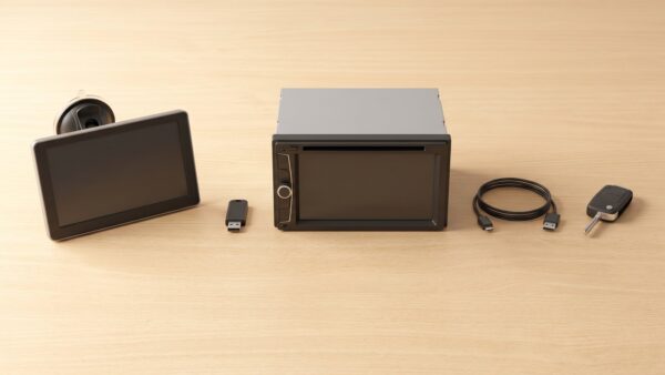 CarPlay nachrüsten: Aufsetz-Display, USB-Adapter, Doppel-DIN-Radio und Kabel nebeneinander auf einem Holztisch