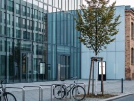Ruhige Straße in einem Berliner Büroviertel mit Glasfassaden und saniertem Altbau am Morgen