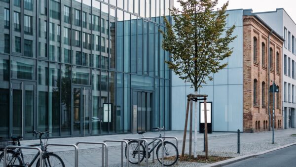 chase tagesgeld bild 1 Ruhige StraĂźe in einem Berliner BĂĽroviertel mit Glasfassaden und saniertem Altbau am Morgen