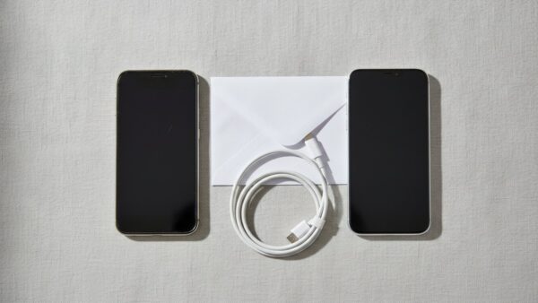 comdirect login bild 3 Altes und neues Smartphone mit ungeöffnetem Briefumschlag beim Handywechsel fĂŒrs Banking