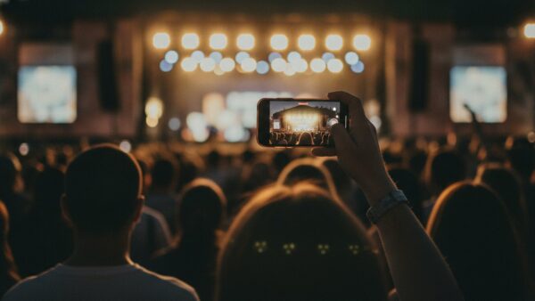 congstar aktion bild 4 Hand filmt mit dem Smartphone ein Konzert im mobilen Netz