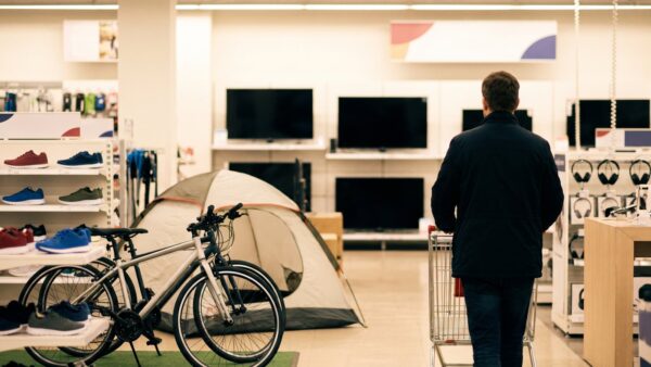 decathlon mediamarkt bild 1 SportflÀche mit FahrrÀdern, Zelt und Laufschuhen in einem Elektronikmarkt, im Hintergrund Fernseher