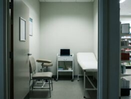 dm bluttest bild 1 Leerer Beratungsraum mit Liege und Stuhl für die Blutabnahme in einem Ladengeschäft