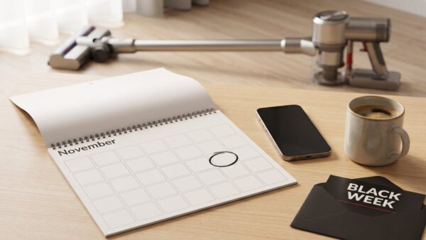 dyson black friday bild 1 November-Kalender mit umkreistem Tag, Smartphone und Umschlag „Black Week“ vor einem Akku-Staubsauger