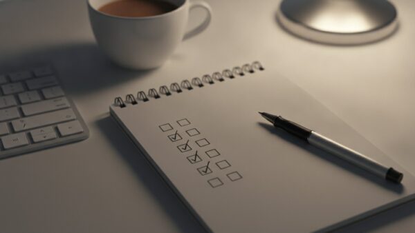 ebay login bild 3 Notizblock mit abgehakter Checkliste neben Tastatur und Kaffeetasse