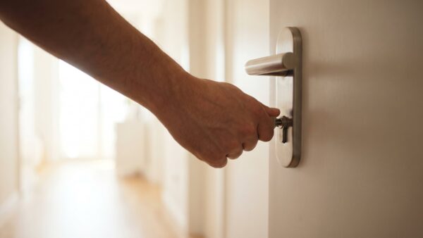 einbruchschutz-alltag-haustuer-abschliessen Haustür beim Verlassen der Wohnung mit dem Schlüssel abschließen