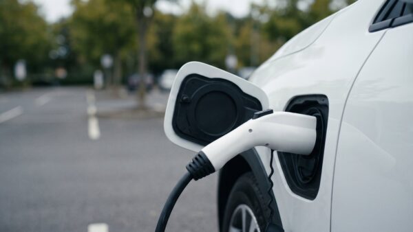 elektroauto praemie bild 1 Ladestecker in der Ladebuchse eines weiĂen Elektroautos â Symbolbild zur Elektroauto-PrĂ€mie 2026