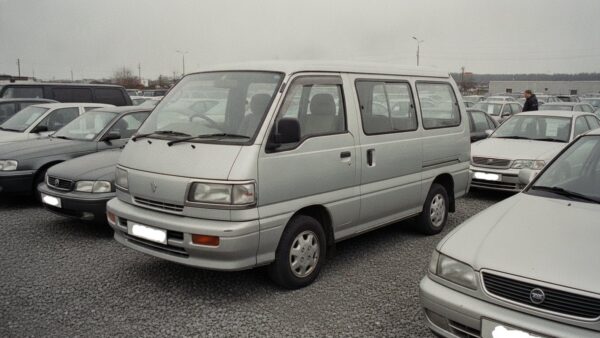 fiat multipla bild 3 Älterer breiter Kompaktvan mit großen Fenstern auf einem kleinen Gebrauchtwagenplatz