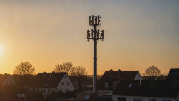freenet aktion bild 3 Mobilfunkmast mit Antennen ĂĽber einer Wohnsiedlung im Abendlicht