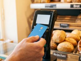 Kontaktlose Zahlung mit einer girocard am Kartenterminal einer Bäckerei