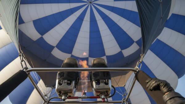 heissluftballon bild 4 Blick vom Korb nach oben auf den Brenner und in die blau-weiße Hülle eines Heißluftballons