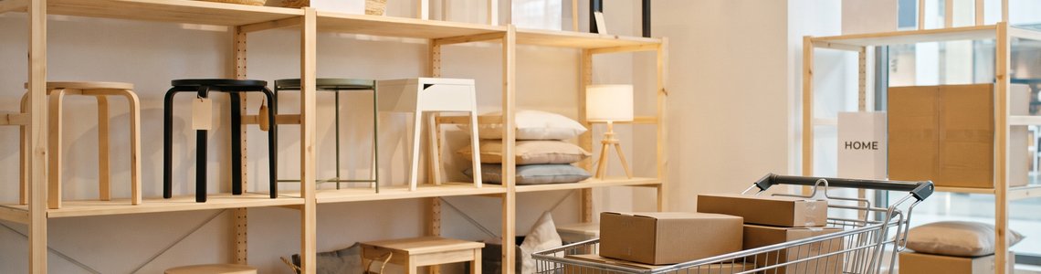 Kleinmöbel und Wohnaccessoires auf einer hellen Verkaufsfläche in einem Einkaufszentrum