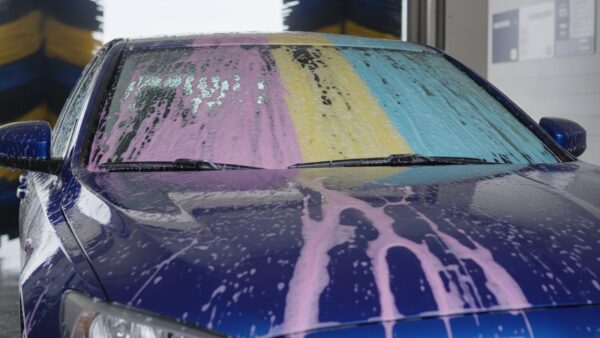 imo car wash bild 2 Motorhaube eines Autos mit dreifarbigem Schaum in der Waschstraße — Triple-Foam-Wäsche