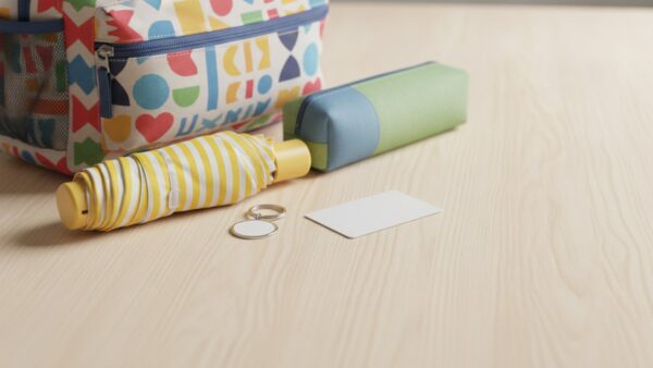 jugend bahncard bild 2 Schulrucksack, Federmappe und eine unbedruckte Karte auf einem hellen Holztisch