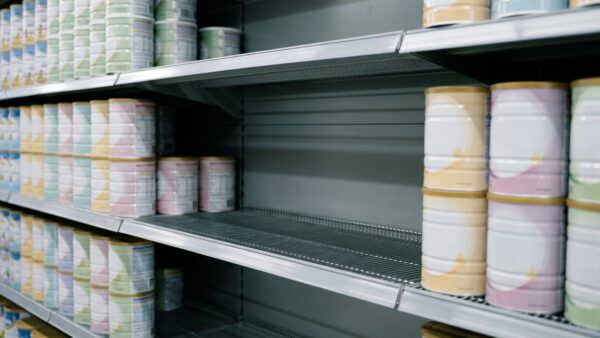 kaufland rueckruf bild 3b Lücke im Supermarktregal mit Säuglingsnahrung ohne Etikett