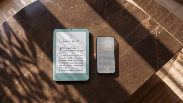 kindle 2026 amazon 1 Amazon Kindle Paperwhite 2026 neben einem Smartphone
