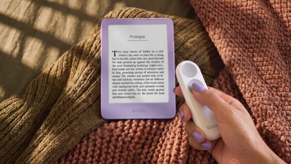 kindle 2026 amazon 4 Amazon Kindle Click zum UmblÀttern in der Hand vor einem Kindle