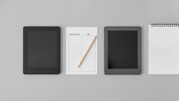 kindle 2026 bild 2 Ălterer und neuer E-Reader nebeneinander mit Notizkarte VorgĂ€nger und Neu