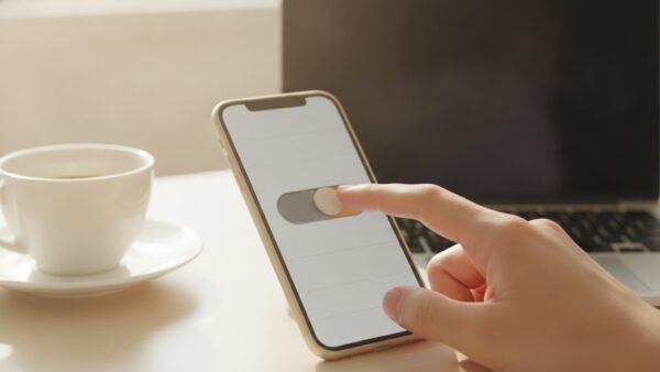 kleinanzeigen ki chats bild 2 Finger schaltet auf dem Smartphone einen Schieberegler in den Einstellungen aus