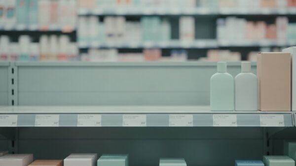 Fast leeres Regalfach mit zwei verbliebenen Parfumflakons im Supermarkt