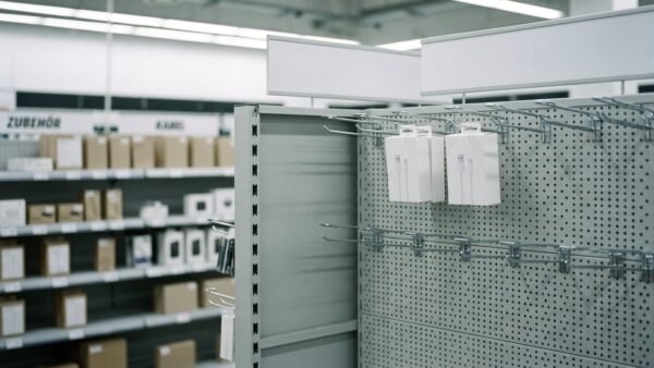 Leere Haken in einem Elektronikmarkt-Regal nach dem Verkaufsstopp