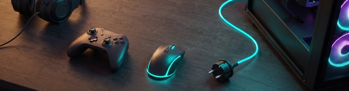 Gaming-Schreibtisch mit Controller, Maus und leuchtendem Stromstecker