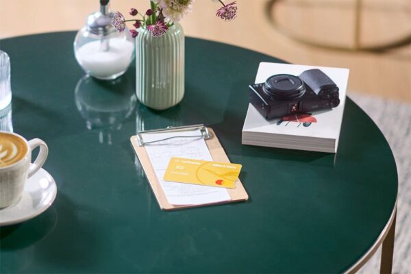 miles and more gold kreditkarte lounge meilen Miles & More Gold Credit Card beim Bezahlen im Café