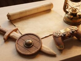 Holzschwert, Holzschild, Pergamentkarte, Laterne und Gamecontroller als Symbol für ein Action-Rollenspiel-Abenteuer