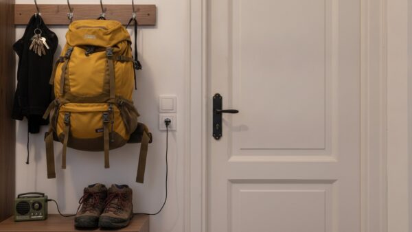 netto notfallrucksack bild 4 Gepackter Notfallrucksack griffbereit an der Garderobe neben der Wohnungstür, darunter feste Schuhe