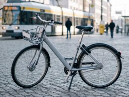 nextbike bild 1 Leihfahrrad mit Korb auf einem Platz in der Stadt, im Hintergrund eine Straßenbahn