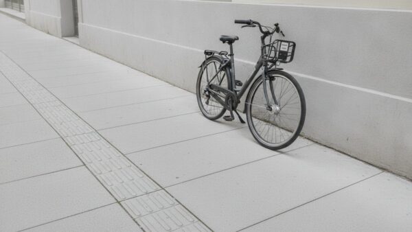 nextbike bild 3 Abgeschlossenes Leihrad am Rand eines Gehwegs, abseits eines Blindenleitsystems abgestellt