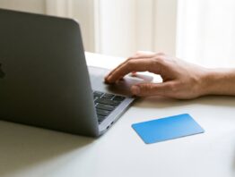 Laptop von hinten auf einem Schreibtisch, daneben eine neutrale Kundenkarte für den Payback Login