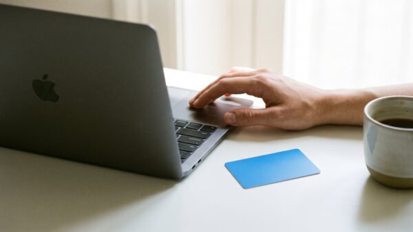 payback login bild 1 Laptop von hinten auf einem Schreibtisch, daneben eine neutrale Kundenkarte für den Payback Login
