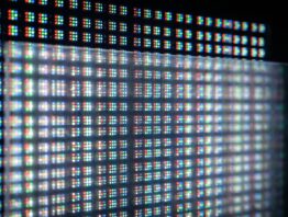 RGB-Mini-LED-Hintergrundbeleuchtung mit roten, grünen und blauen Leuchtdioden in Nahaufnahme