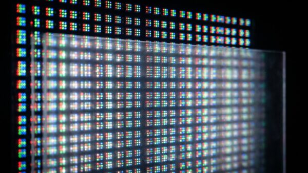 rgb mini led hintergrundbeleuchtung 1600x900 1 RGB-Mini-LED-Hintergrundbeleuchtung mit roten, grĂŒnen und blauen Leuchtdioden in Nahaufnahme