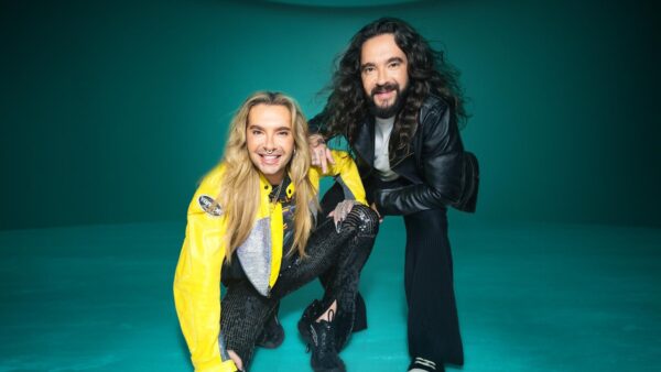 wetten dass tickets bill tom kaulitz zdf Bill und Tom Kaulitz, die Moderatoren von Wetten, dass..? 2026, vor tĂĽrkisem Hintergrund