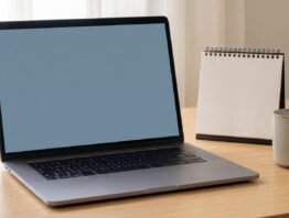 windows 11 24h2 bild 1 Notebook mit einfarbigem Bildschirm neben einem leeren Kalenderblock – Symbolbild zum Supportende von Windows 11 24H2