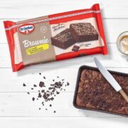 Dr. Oetker fertiger Brownie, 6 x 300 g, dunkler Rührkuchen mit Schokoladenstückchen & Kakao