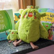 Bauer „Das kleine WIR“ Plüschtier 20 cm in Grün für 14,39€ (Müller-Abholung)